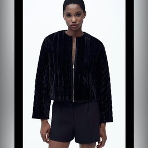 Zara Quilted Velvet Jacket – Black
Size: S (EUR S / USA S / MEX 26)